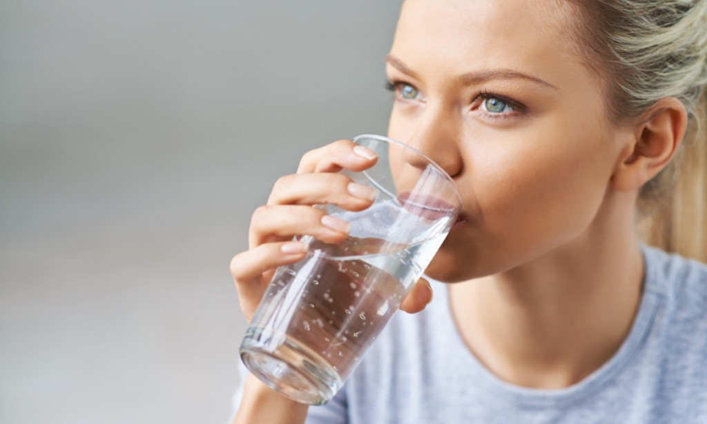 8 benefits of drinking water every morning when you wake up