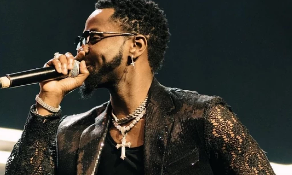 Kizz Daniel booed off stage by angry fans.