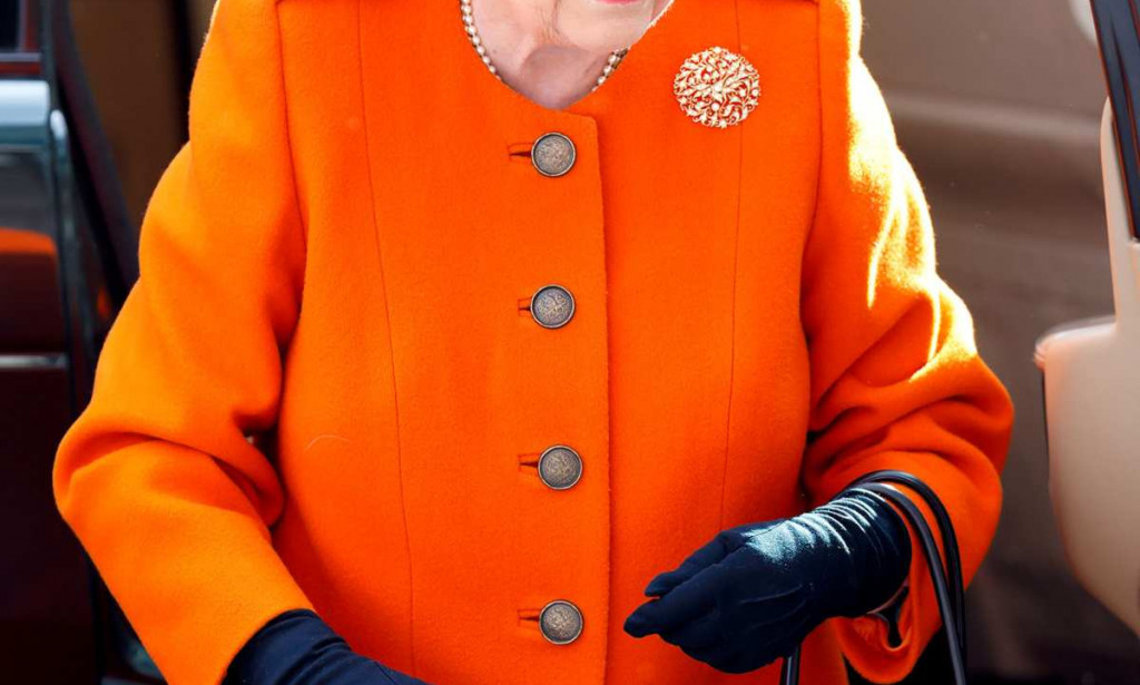 How Queen Elizabeth passes information with her purse