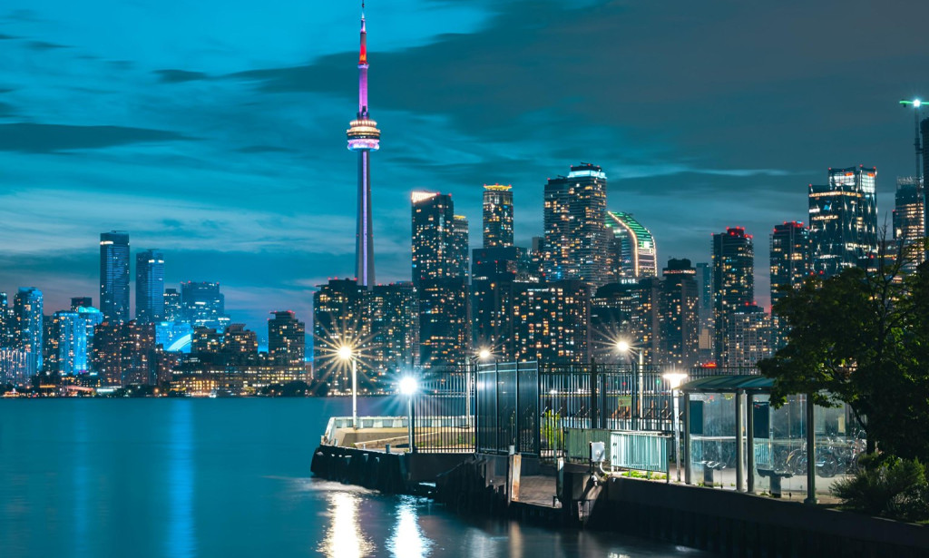 *Why Everyone Is Moving to Canada: Pros & Cons*