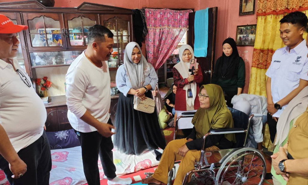 Kerinci Regent Visits Migrant Worker Assault Victim in Malaysia