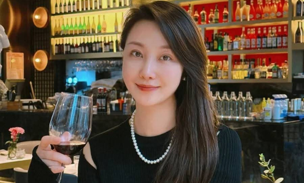 A 40 yr old woman have a 22 age bf