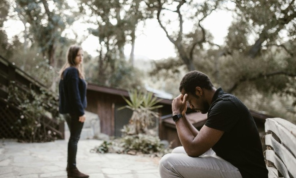 5 Subtle Signs Someone Is Falling out of Love (And How to Fix It)