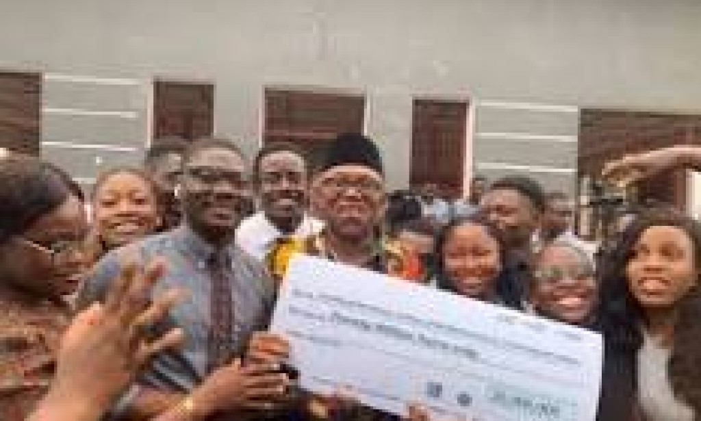 Former Governor of Anambra State and 2023 Labour Party presidential candidate, Peter Obi has donated 20 million naira to a school in Enugu State to support education.