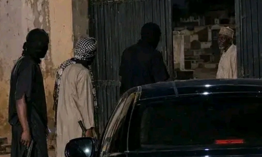 KARFE 3 NA DARE A BAKIN MAKABARTA: Sirrin Da Mai Gadi Ya Gan
